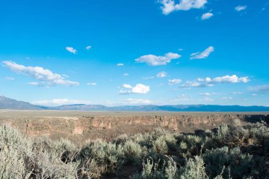 Dağ çöl peyzaj, kayalar ve çim