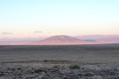 Dağ çöl peyzaj, kayalar ve çim