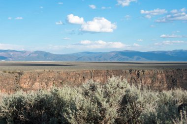 Dağ çöl peyzaj, kayalar ve çim