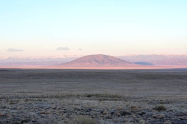 Dağ çöl peyzaj, kayalar ve çim