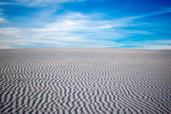 Piękny Pustynia Krajobraz Pod Błękitne Zachmurzone Niebo — Zdjęcie stockowe
