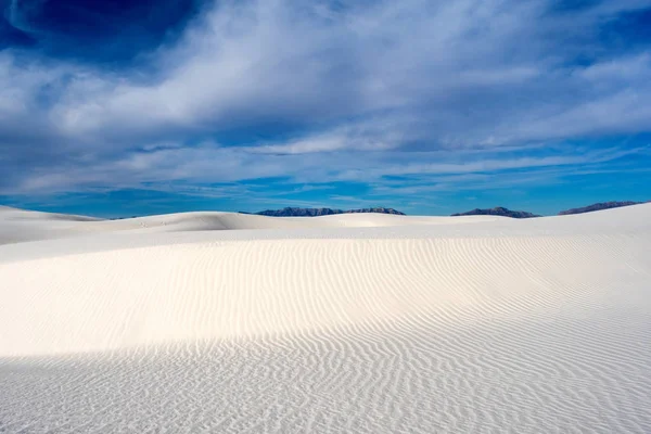 青い曇りの空の下で美しい砂漠の風景 — ストック写真