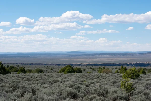 Bulutlu gökyüzü ile dağlar alanı
