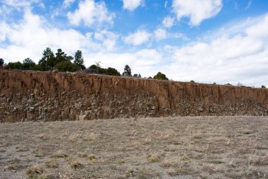 Issız kayalar, doğal arka plan