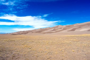 Mavi bulutlu gökyüzü altında güzel çöl manzara