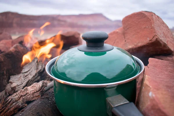 Cocinar Sobre Una Fogata Acampar Desierto —  Fotos de Stock
