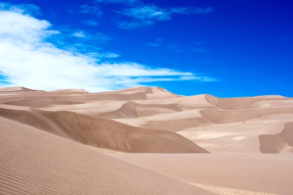 Mavi Bulutlu Gökyüzü Altında Güzel Çöl Manzara — Stok fotoğraf