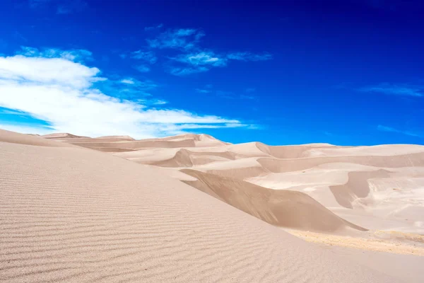 Bela Paisagem Deserto Sob Céu Azul Nublado — Fotografia de Stock