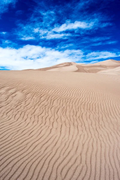 Bellissimo Paesaggio Desertico Sotto Cielo Nuvoloso Blu — Foto Stock