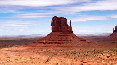 Çöl manzarasında görkemli kumlu oluşumlar