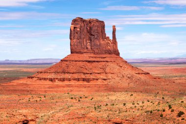 Çöl manzarasında görkemli kumlu oluşumlar