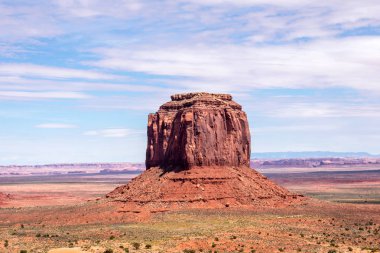 Çöl manzarasında görkemli kumlu oluşumlar