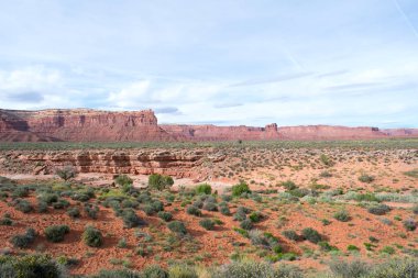 Çöl manzarasında görkemli kumlu oluşumlar