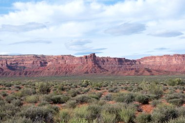 Çöl manzarasında görkemli kumlu oluşumlar