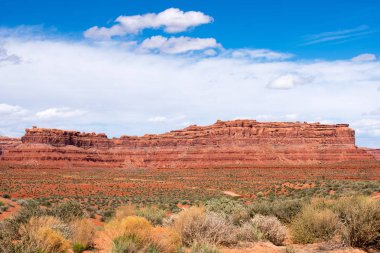 Çöl manzarasında görkemli kumlu oluşumlar