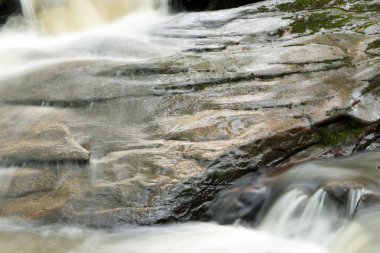 Şelalelerin uzun pozlama fotoğrafı