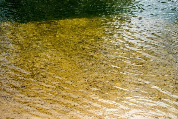 Flusswasser Mit Wellen — Stockfoto