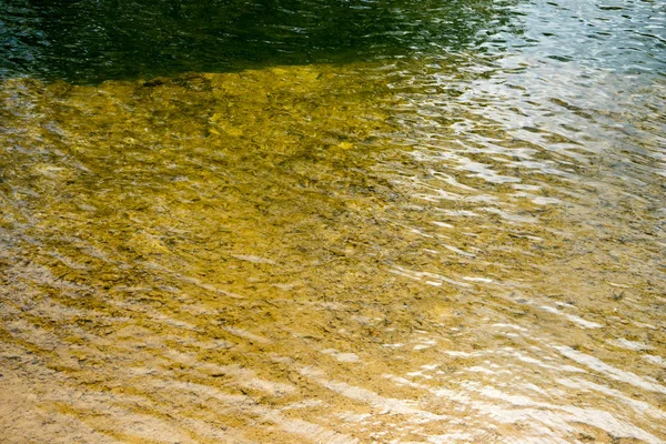 带波纹的河水 — 图库照片