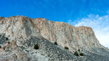 Dağ çöl peyzaj, kayalar ve çim