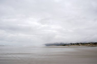 Kasvetli gri gündüz deniz kenarı