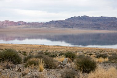 Arka planda dağlar ile terkedilmiş alan.
