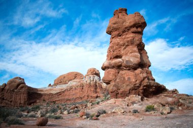 Bulutlu gökyüzü altında yeşil bitkiler ile güzel kumlu dağlar manzara