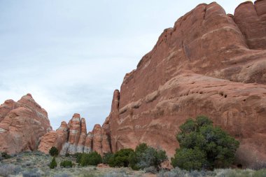 Bulutlu gökyüzü altında yeşil bitkiler ile güzel kumlu dağlar manzara