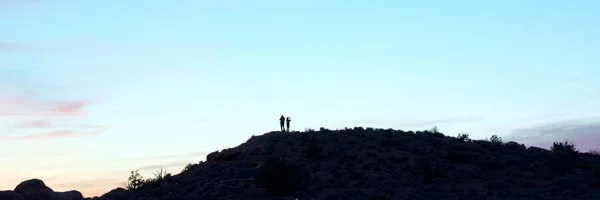 Silueta Personas Pie Cima Montaña Atardecer —  Fotos de Stock