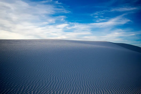 Bellissimo Paesaggio Desertico Sotto Cielo Nuvoloso Blu — Foto Stock