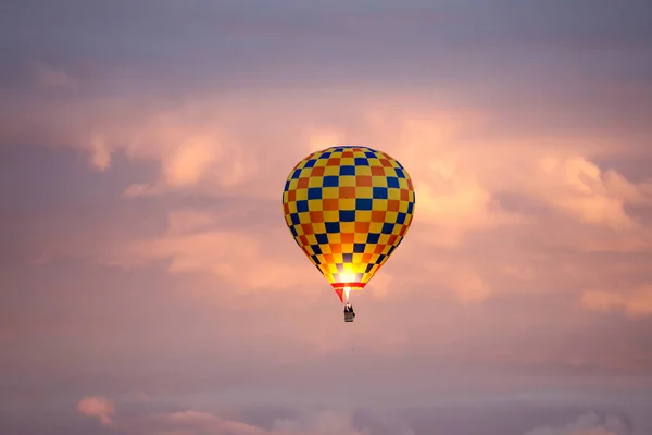 Jasne Ballon Powietrza Checkered Pływające Różowy Zmierzch Nieba — Zdjęcie stockowe