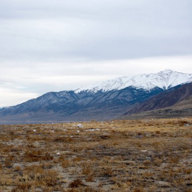 Dağları kar zirveleri ile