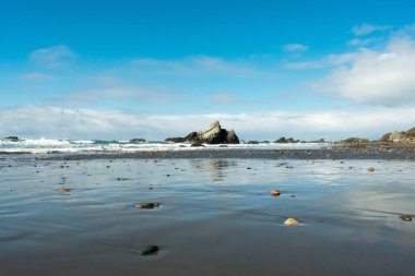 Güzel deniz manzarası ve sahildeki kayalar.