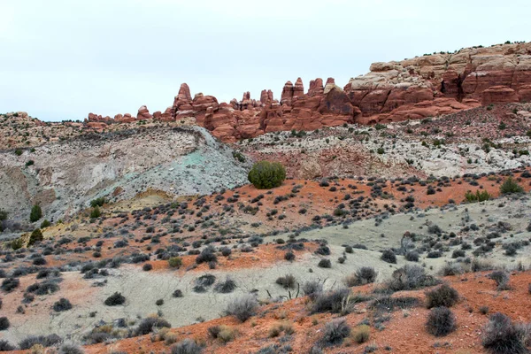 山地沙漠景观 岩石和草 — 图库照片