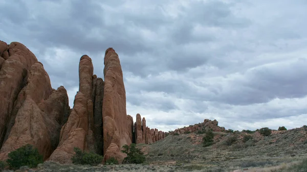 Beau Paysage Montagnes Sablonneuses Avec Des Plantes Vertes Sous Ciel — Photo