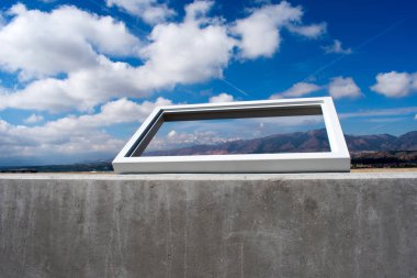 Dağlar arka plan ile çimento bunker açık pencere