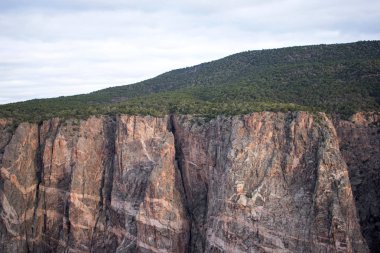 Yüksek kayalık dağlar, doğal arka plan