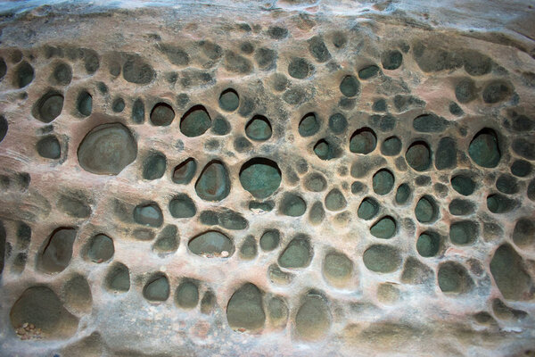 Национальный парк Брайс-Каньон, дыры в скале и камне
