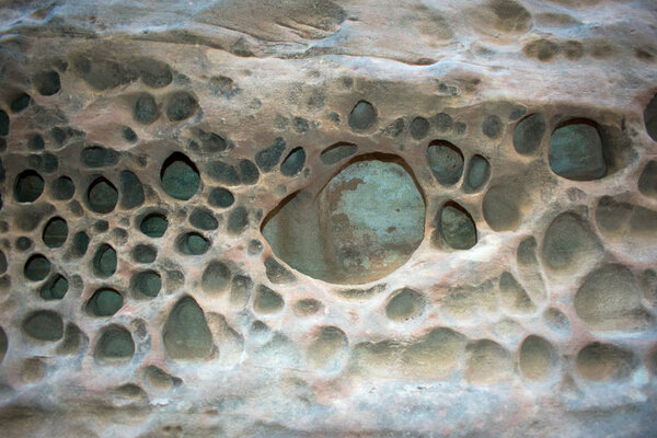 Национальный парк Брайс-Каньон, дыры в скале и камне
