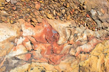 Katmanları ile hasarlı kaya yüzeyi