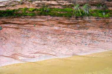 kayalık uçurumdan akan su