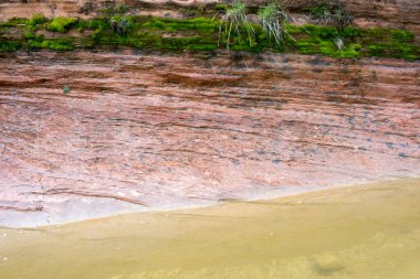 kayalık uçurumdan akan su
