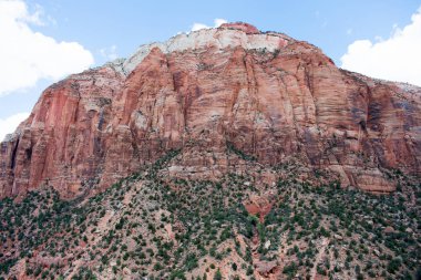 Bulutlu gökyüzü altında güzel görkemli dağ
