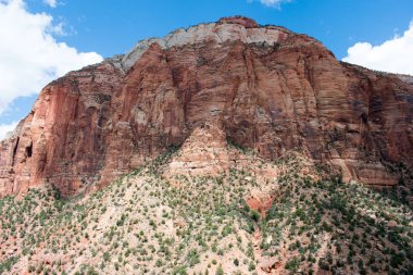 Bulutlu gökyüzü altında güzel görkemli dağ