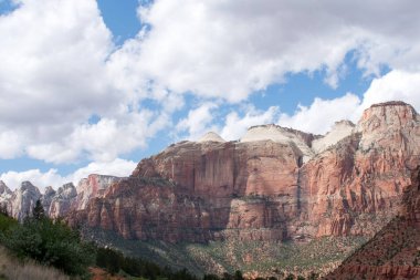 Bulutlu gökyüzü altında güzel görkemli dağlar