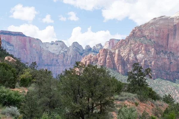 Hermosas Montañas Majestuosas Bajo Cielo Nublado — Foto de Stock