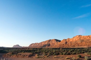 Dağ çöl peyzaj, kayalar ve çim