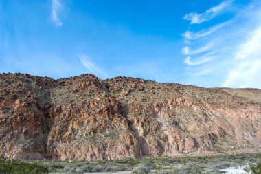 Dağ çöl peyzaj, kayalar ve çim