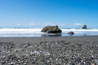 kumlu plaj ile güzel mavi sahil