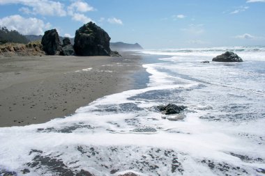 kumlu plaj ile güzel mavi sahil