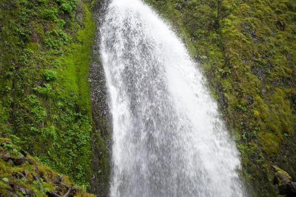 Schöner Weißer Wasserfall Auf Grünem Moos Bedecktem Felsenberg — Stockfoto